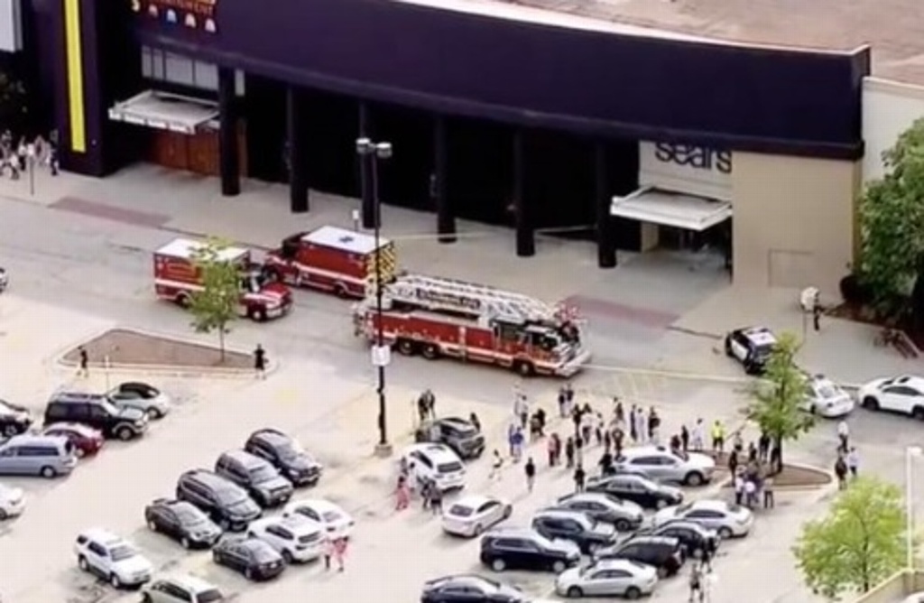 Imagen Ingresa a centro comercial con camioneta y desata tiroteo en Illinois, EU