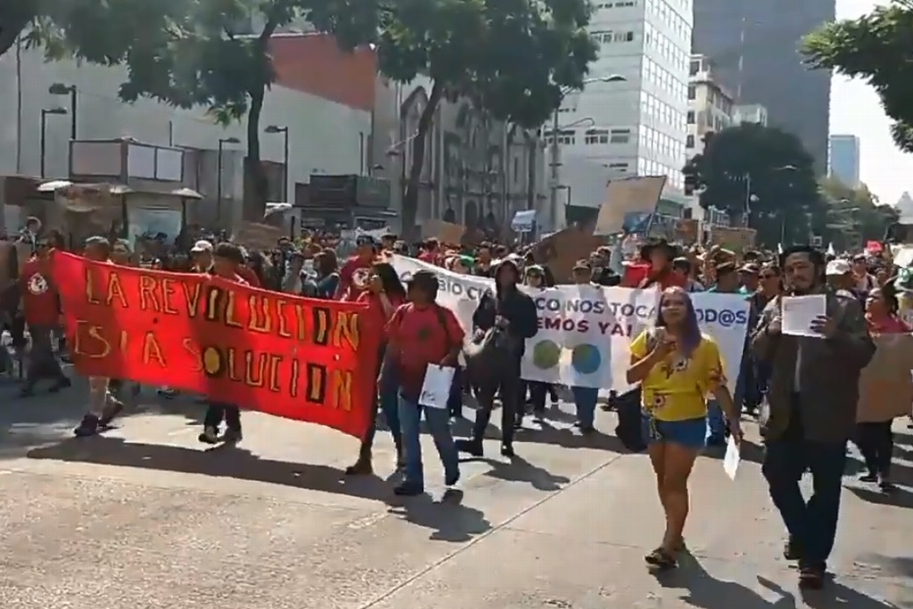 Imagen Ambientalistas marchan contra cambio climático en CDMX