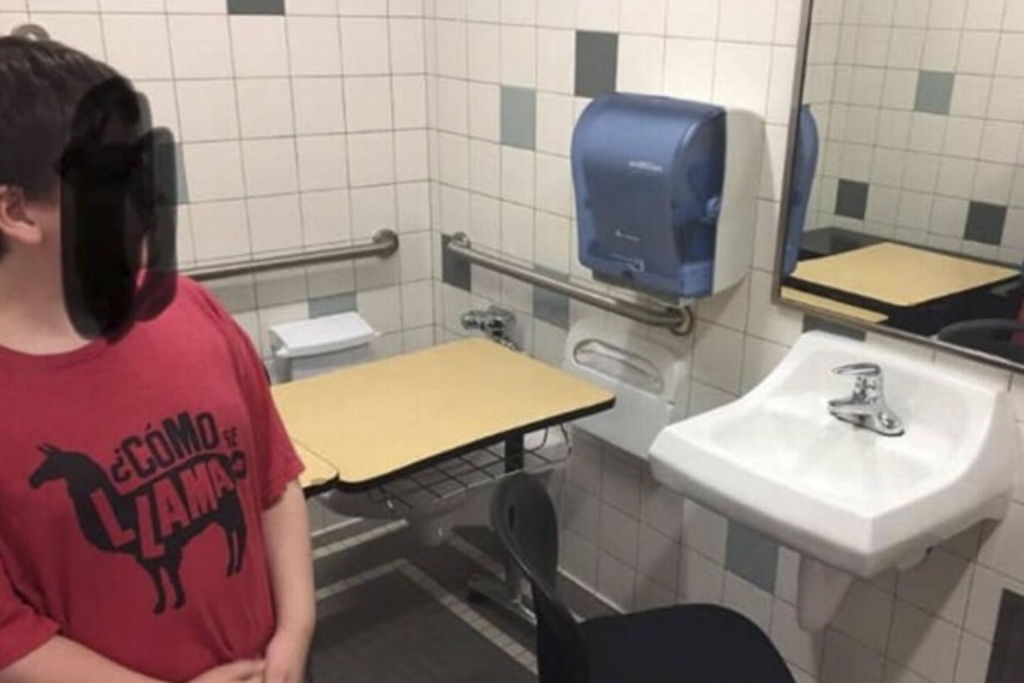 Imagen Pide a escuela un lugar tranquilo para su hijo con autismo y colocan su pupitre en el baño