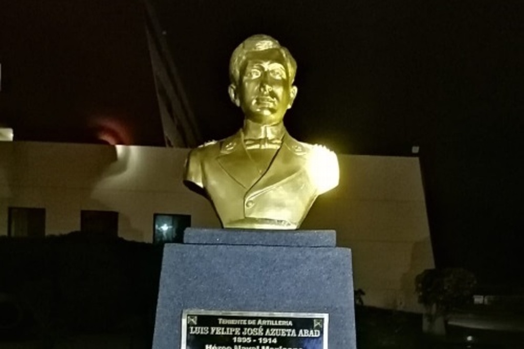 Imagen Instalan busto del teniente José Azueta y condecoran al Secretario de Marina en el Perú