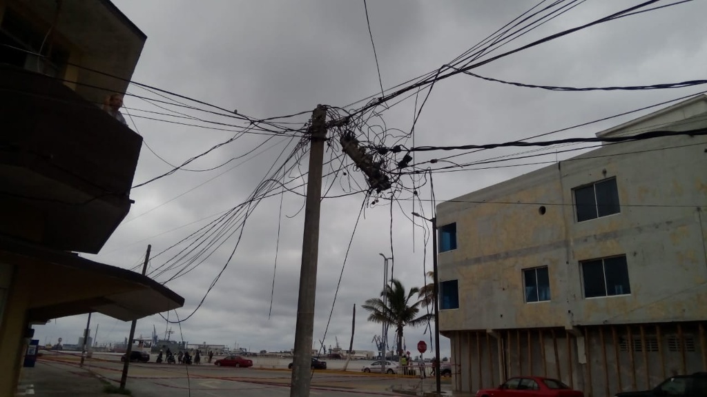 Imagen Otro poste roto en Veracruz; vecinos se quedan sin luz (+ fotos)