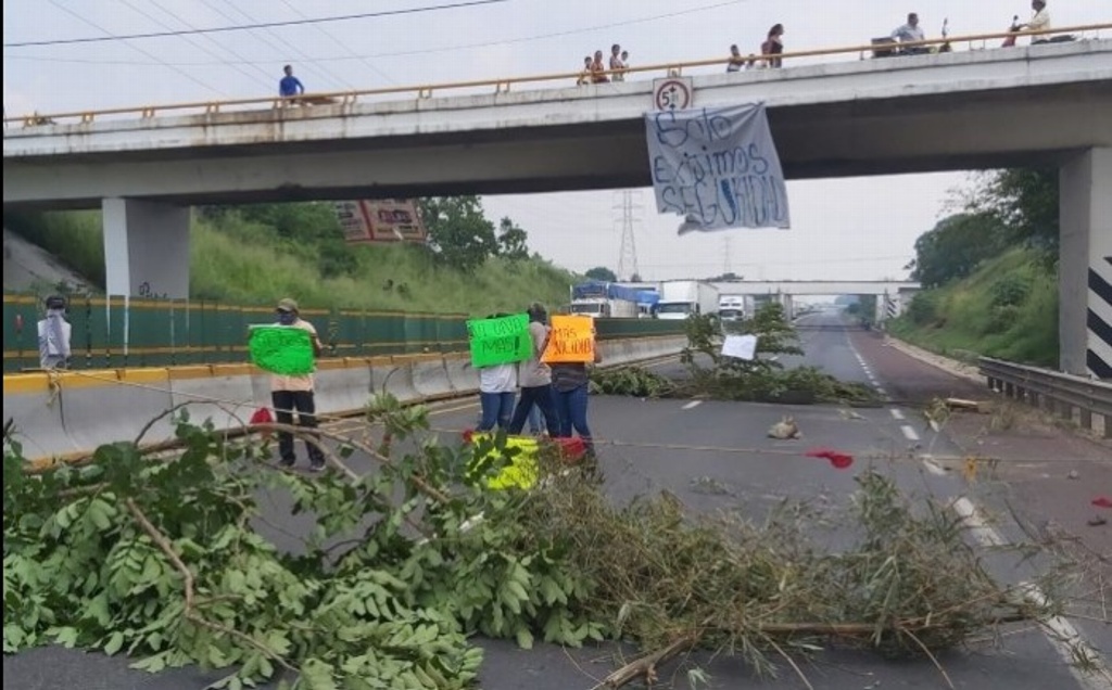 Imagen Estudiantes bloquean autopista Cosoleacaque-Nuevo Teapa por muerte de joven en Minatitlán 