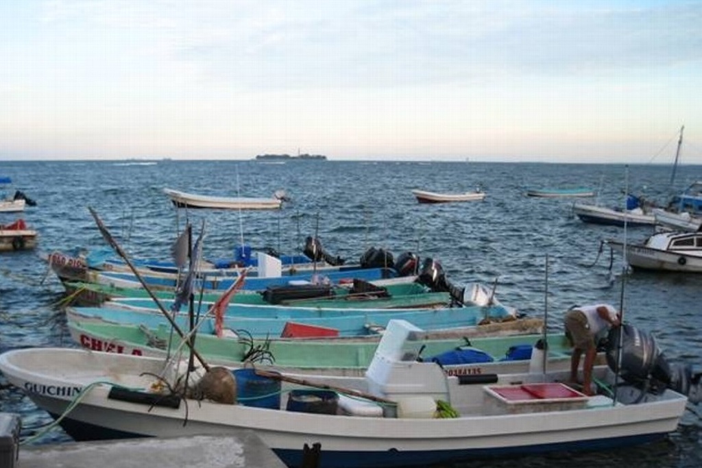 Imagen Localizan a pescadores que naufragaron en la Barra de Sontecomapan 