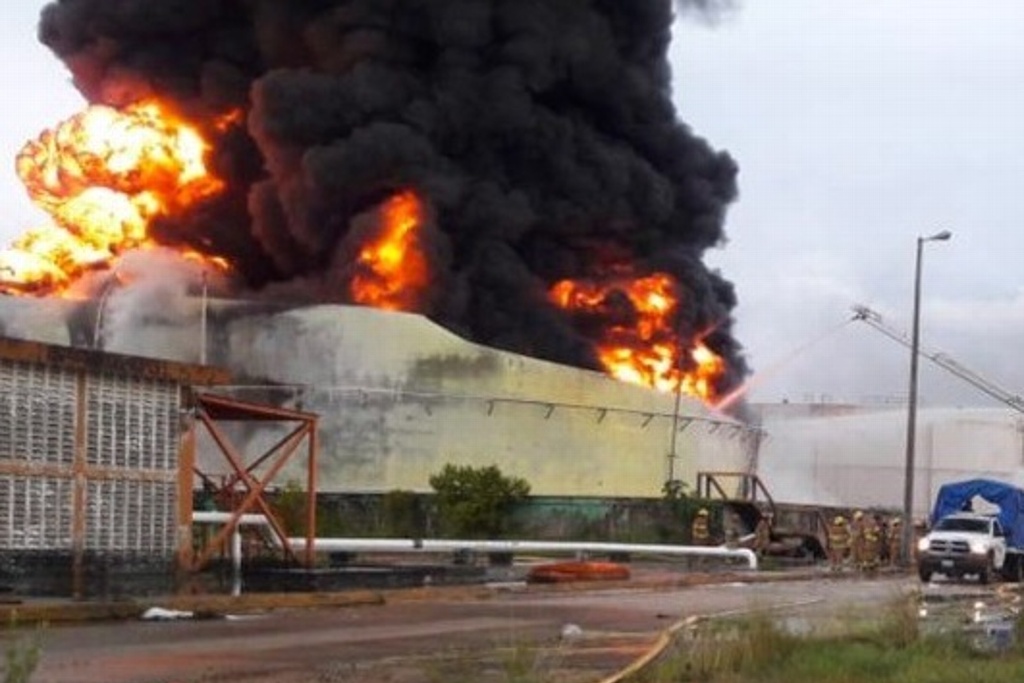 Imagen Controla Pemex incendio en Complejo Pajaritos