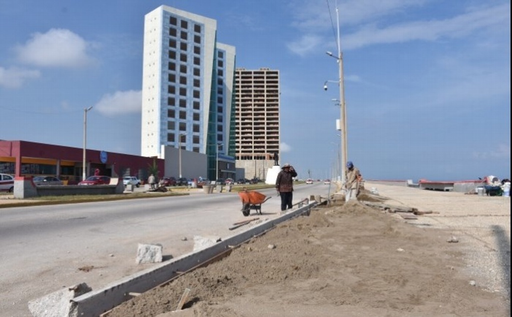 Imagen Dan manteniendo a segunda etapa del Malecón Costero en Coatzacoalcos, Veracruz 