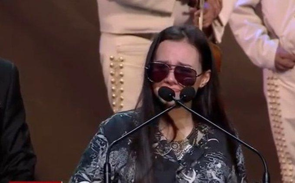 Imagen Causa polémica selfies de Sarita en funeral de José José (+fotos)