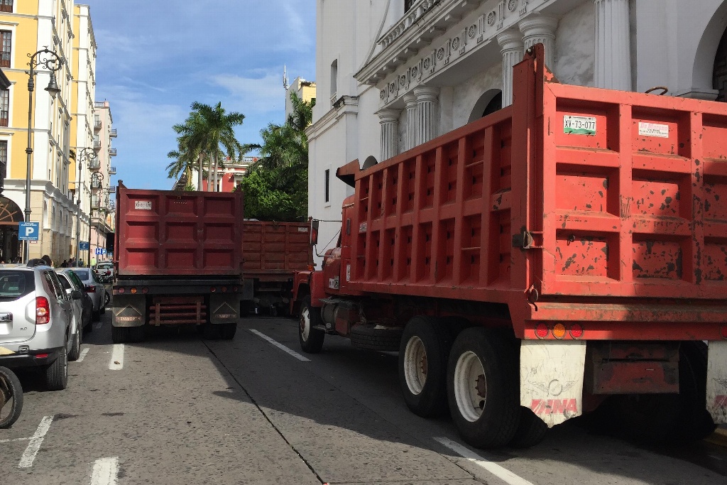 Imagen Camioneros también se manifiestan en el centro de Veracruz 