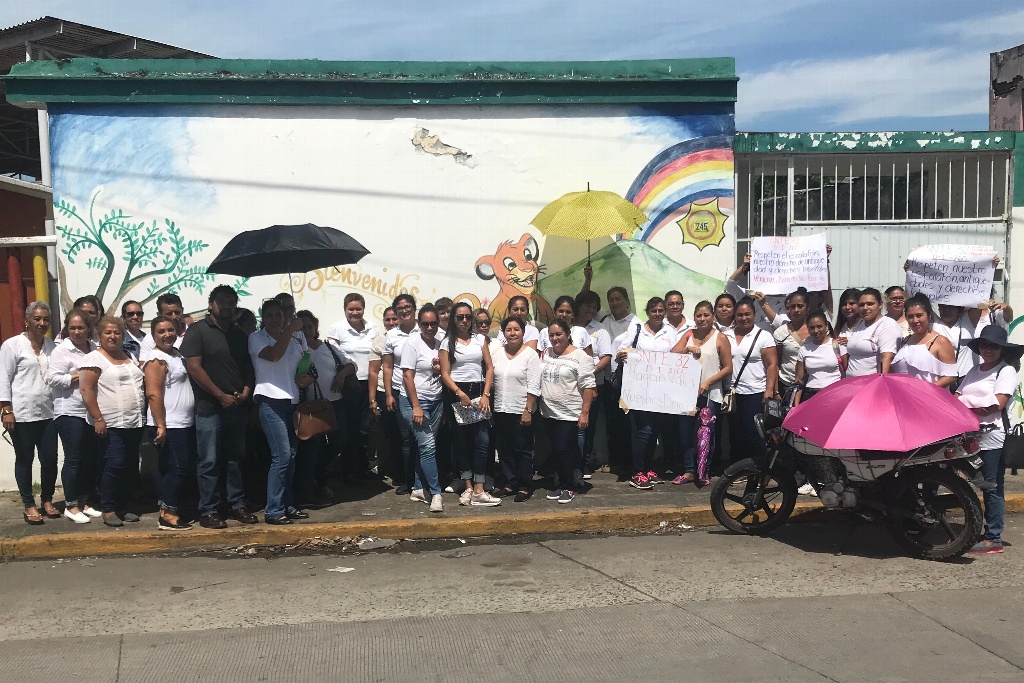 Imagen Maestras toman Jardín de Niños en Veracruz; piden les respeten escalafón laboral