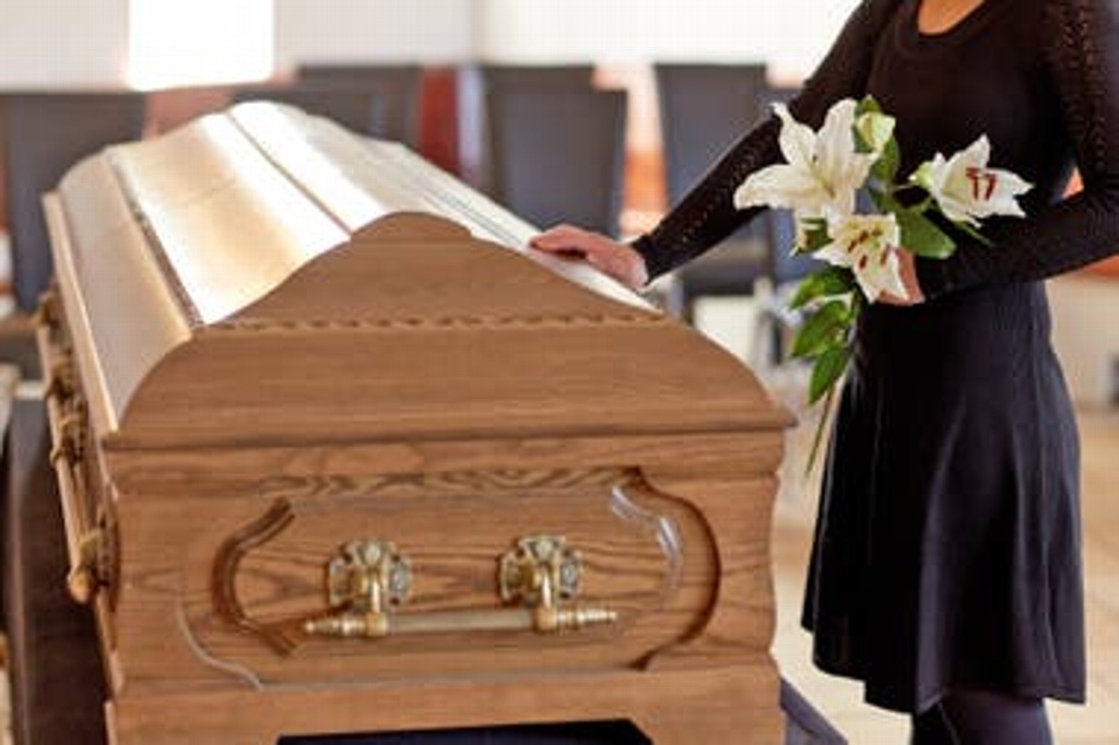 Imagen Dan por muerto a hombre; horas después del funeral regresa a su casa