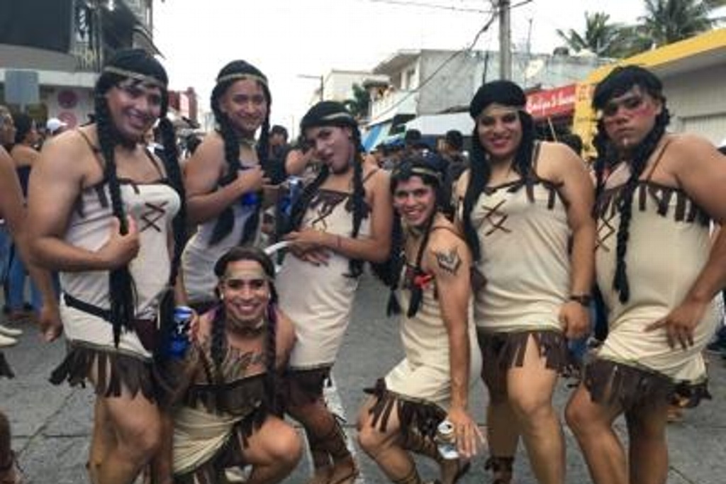 Imagen Vestidos con pelucas y pestañas lucieron este año en el Encierro de Burros en Alvarado (fotos)