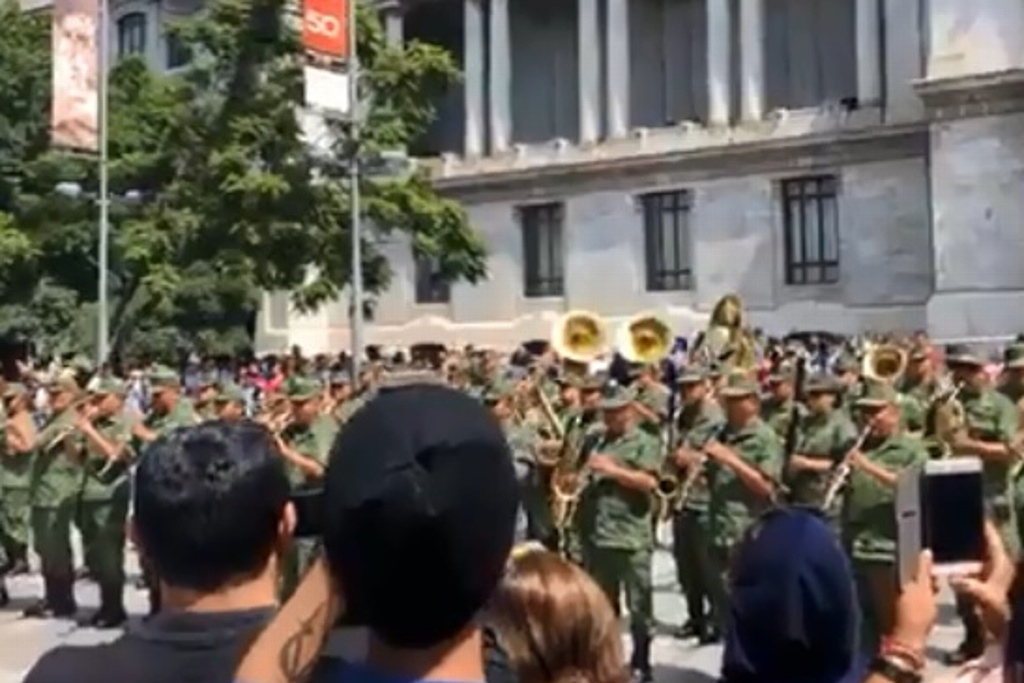 Imagen Banda musical de Sedena realiza 'flashmob' en explanada de Bellas Artes (+video)