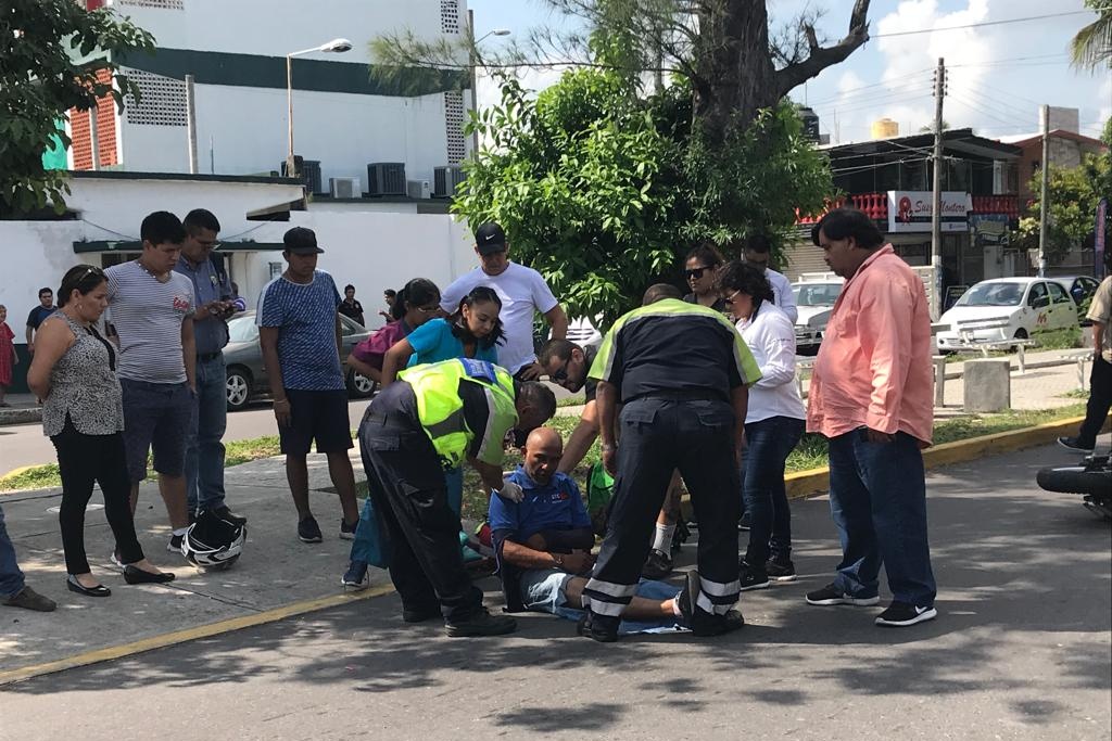 Imagen Taxi impacta a motociclista en fraccionamiento de Boca del Río, Veracruz (+video/fotos)