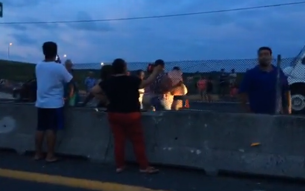 Imagen Precaución, colonos bloquean ambos carriles en autopista Veracruz-Cardel (+video)