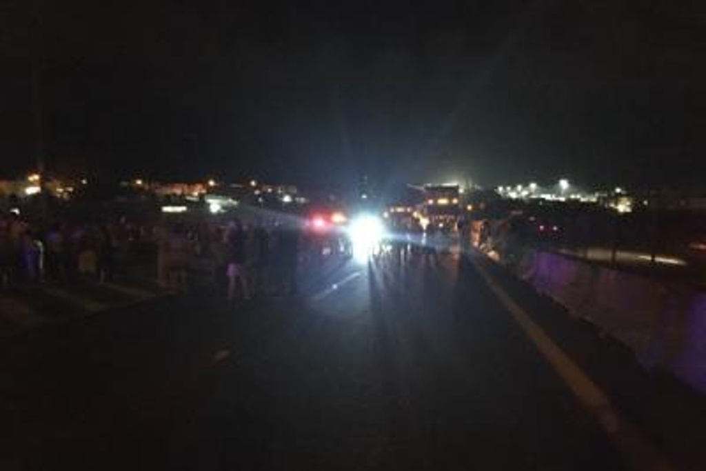 Imagen Liberan autopista Veracruz-Cardel tras casi 4 horas de bloqueo