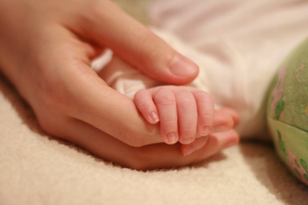 Imagen Revelan impresionantes imágenes de bebé que nació dentro de su saco amniótico (+Fotos)