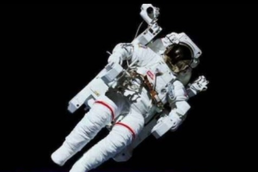Imagen Astronautas estrenarán nuevos trajes en la Luna