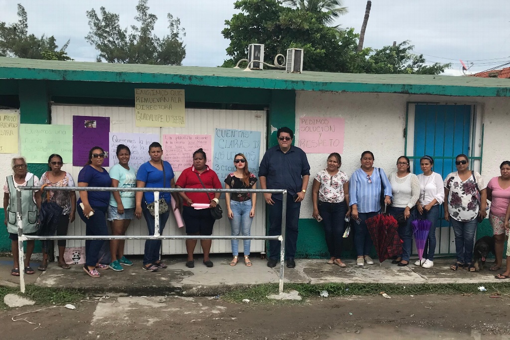 Imagen Maestros y padres de familia toman primaria del Infonavit Buenavista en Veracruz