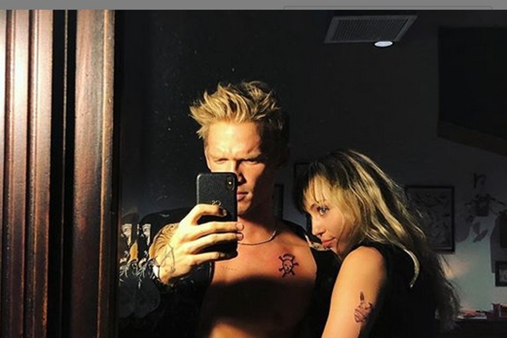 Imagen Miley Cyrus y Cody Simpson comparten candente foto