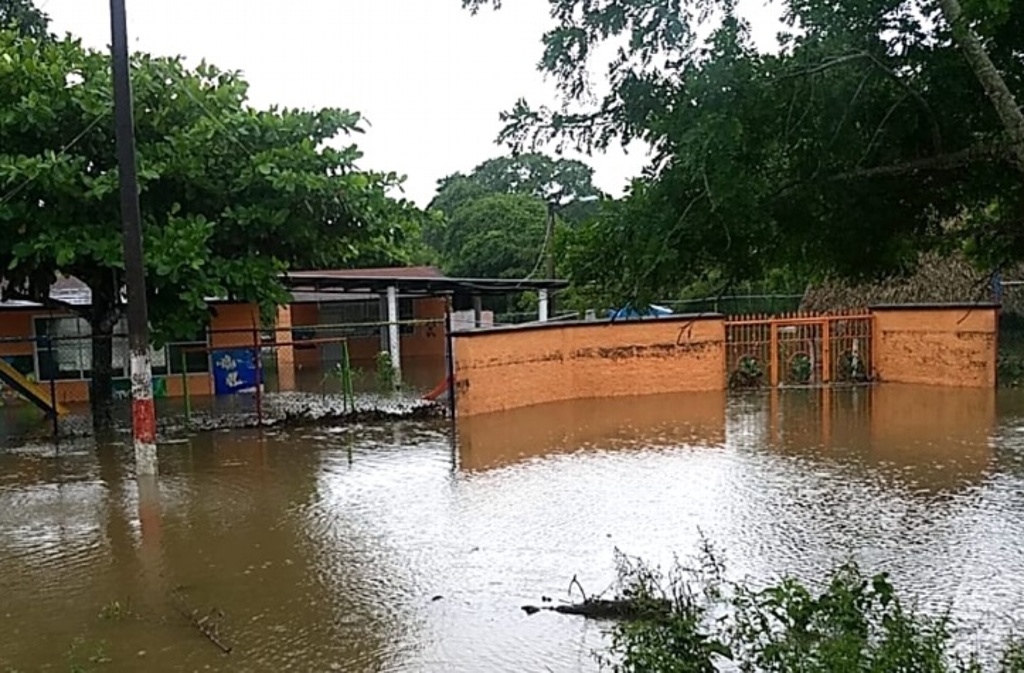 Imagen Reportan desborde de arroyo, derrumbes y comunidades afectadas por lluvias al norte de Veracruz  