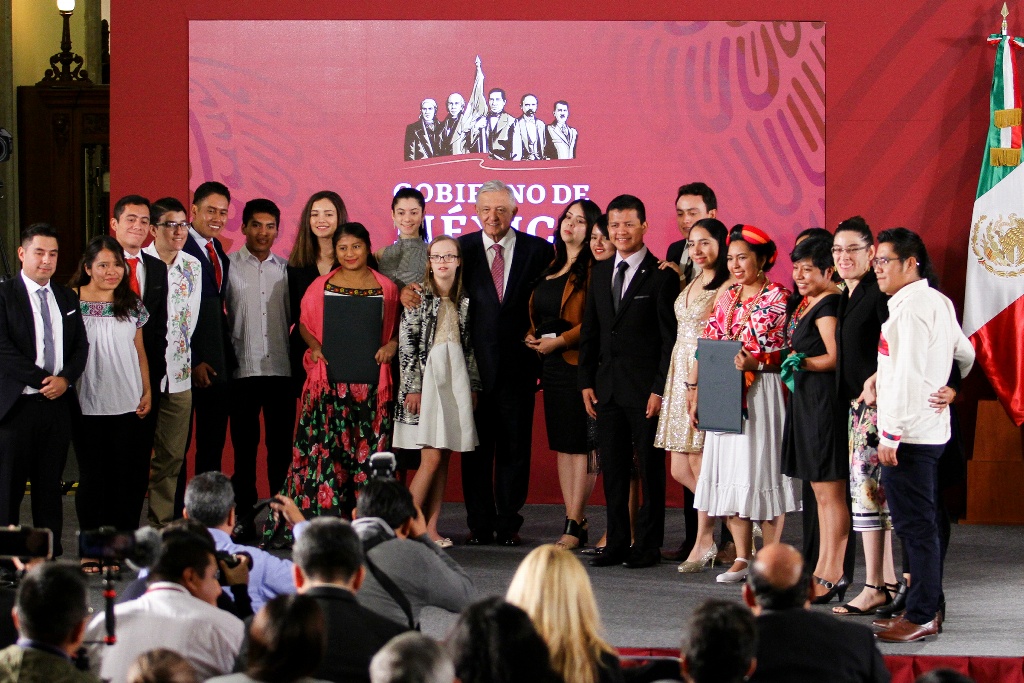 Imagen Entrega AMLO reconocimientos a ganadores del Premio Nacional de la Juventud 2019