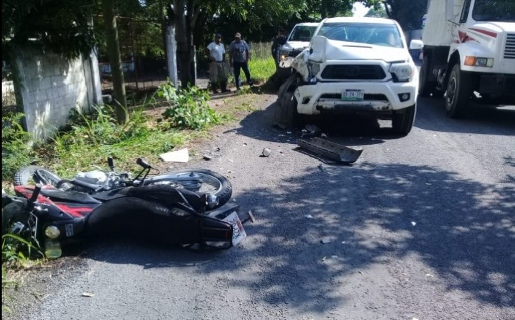 Imagen Odontólogo muere al impactarse contra camioneta en Puente Nacional, Veracruz
