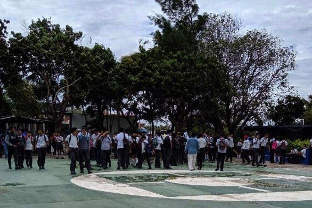 Imagen Señalan alumnos de CBTIS 124 que no los dejan salir de plantel, pese a vientos del norte