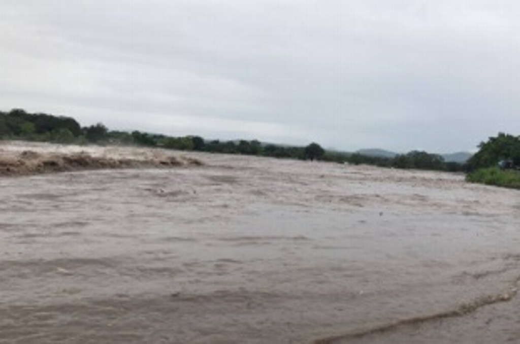 Imagen Completamente incomunicadas, 13 localidades por desborde del río en Santiago Tuxtla, Veracruz