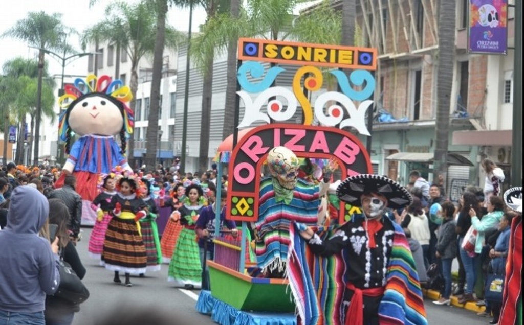 Imagen Treinta mil personas presencian desfile de Día de muertos en Orizaba, Veracruz 