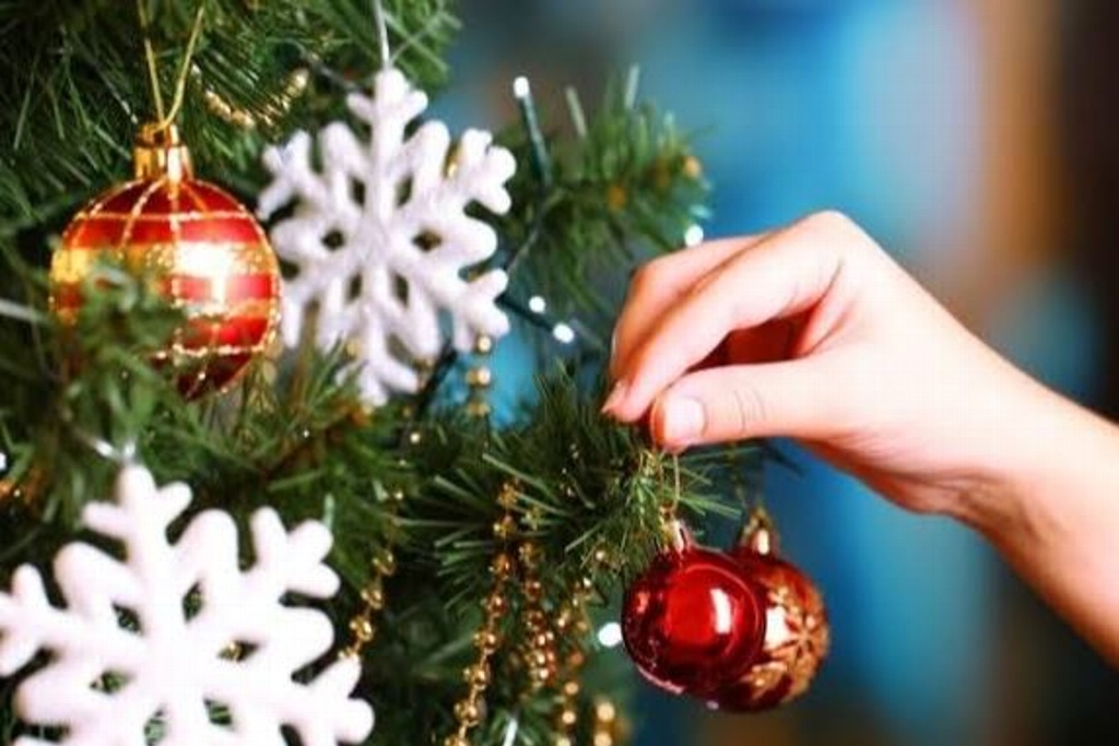 Imagen Expertos afirman que poner adornos navideños hace más feliz a la gente