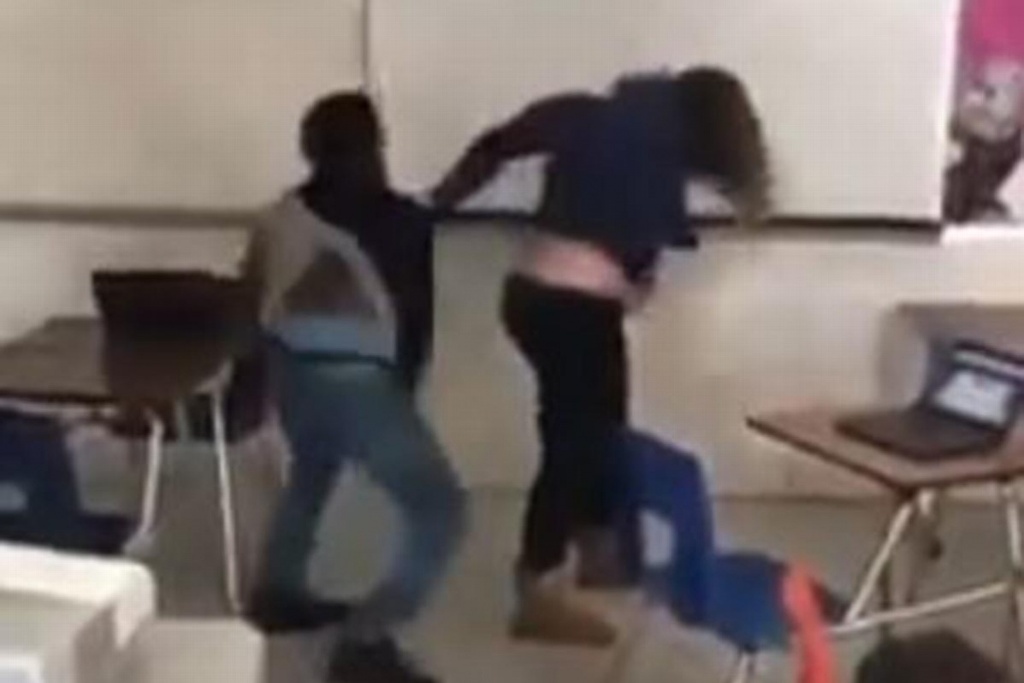 Imagen Captan pelea entre maestra y alumno en salón de clases (+video)