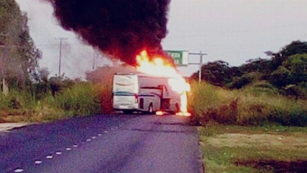 Imagen Bloquean  más de 300 pobladores carretera federal Acapulco-Zihuatanejo; queman unidades