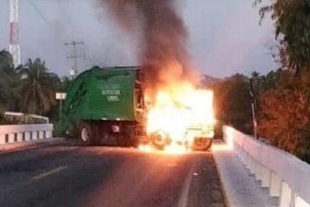 Imagen Confirman quema de tres vehículos pesados en carretera Acapulco-Zihuatanejo