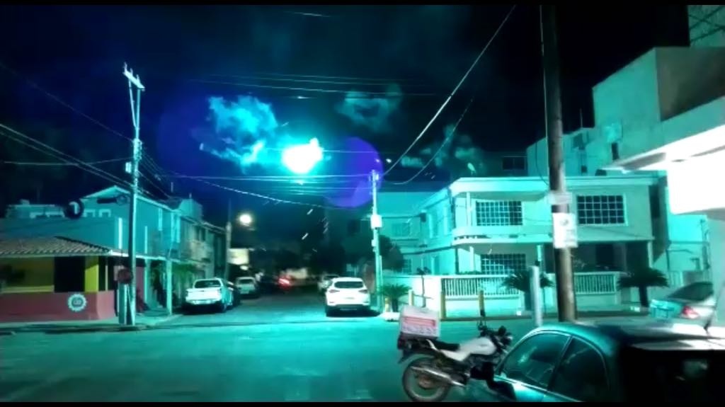 Imagen ¡Parece pirotecnia! Captan corto circuito en cables de alta tensión de Veracruz (+ video)