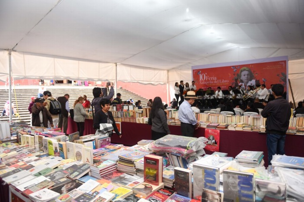 Imagen Inicia Feria del Libro en la Plaza Lerdo en Xalapa, Veracruz
