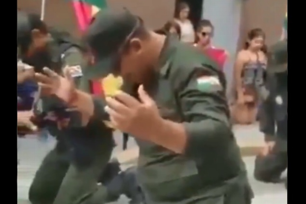 Imagen Militares rezan y celebran la renuncia de Evo Morales en Bolivia (+Video)