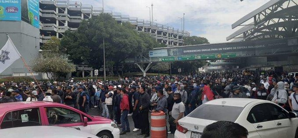 Imagen Policía Federal inconforme por Guardia Nacional bloquea acceso al Aeropuerto de la CDMX 