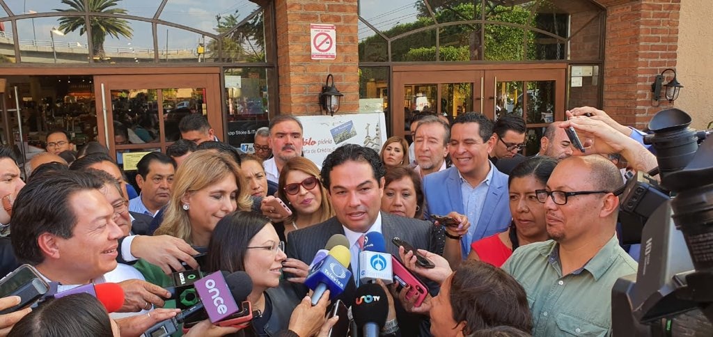 Imagen Alcalde de Huixquilucan paga puerta que rompieron durante protesta en San Lázaro