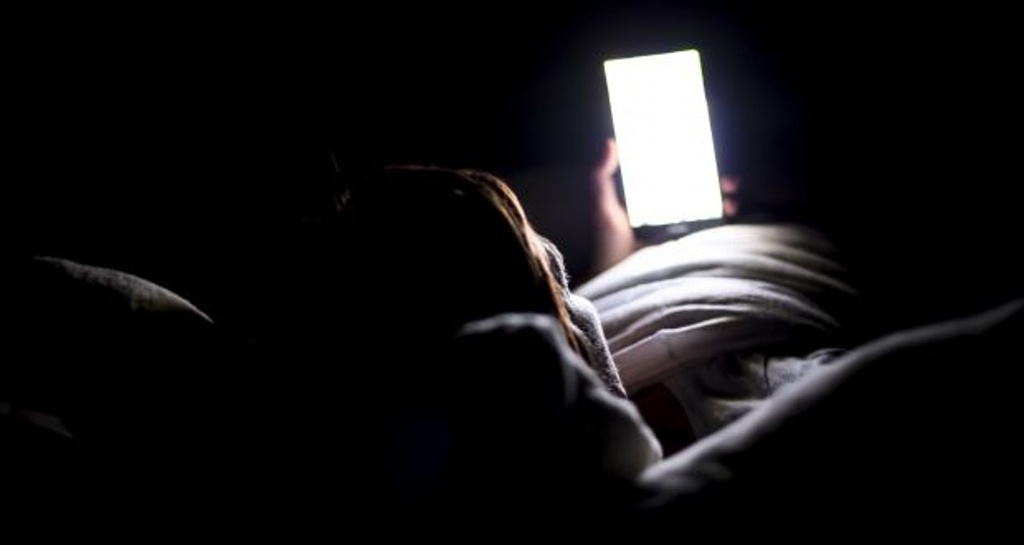 Imagen ¿Sabes por qué no debes utilizar tu celular en la oscuridad?