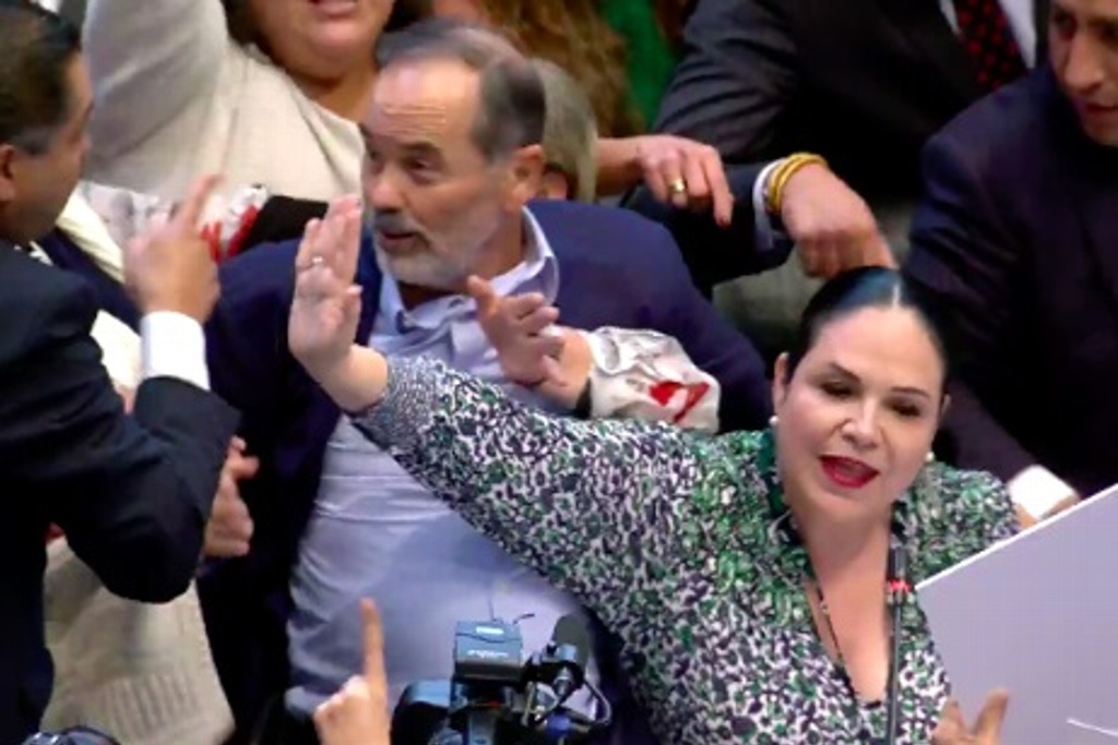 Imagen Durante jaloneos en tribuna del Senado por CNDH, tiran a Gustavo Madero (+Video)