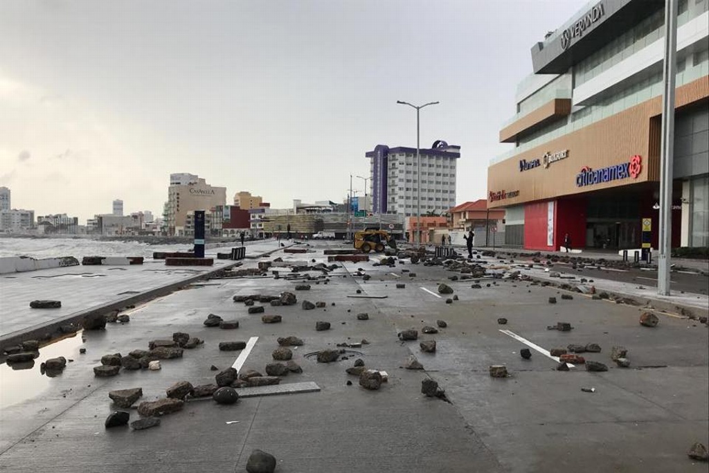 Imagen Semáforos dañados y cierre del bulevar dejó norte en Boca del Río: Tránsito Municipal
