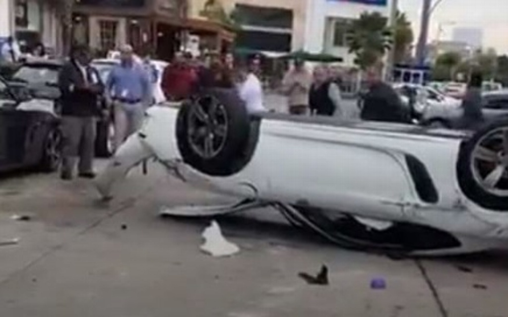 Imagen Conductor se desmaya y choca su Porsche contra cuatro vehículos