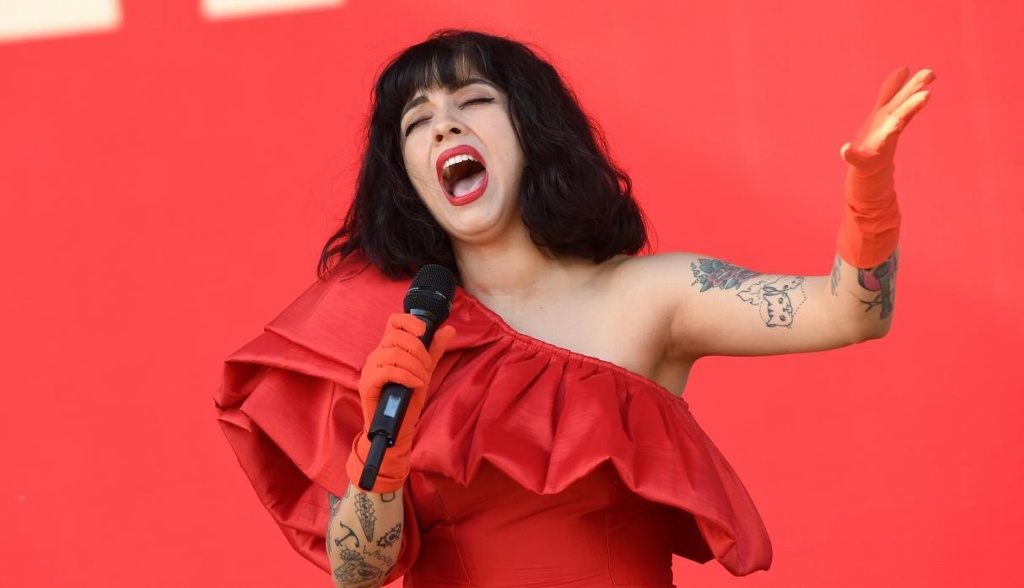 Imagen Mon Laferte enseña los pechos en los Latin Grammy para protestar (+foto)