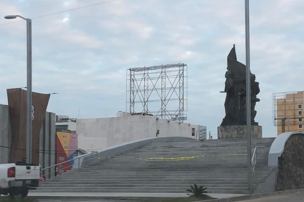 Imagen Se desprende piedra del monumento a los Niños Héroes en Boca del Río (+Fotos)