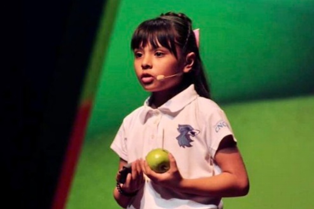 Imagen Adhara Pérez, niña genio de ocho años más inteligente que Einstein, es de Veracruz