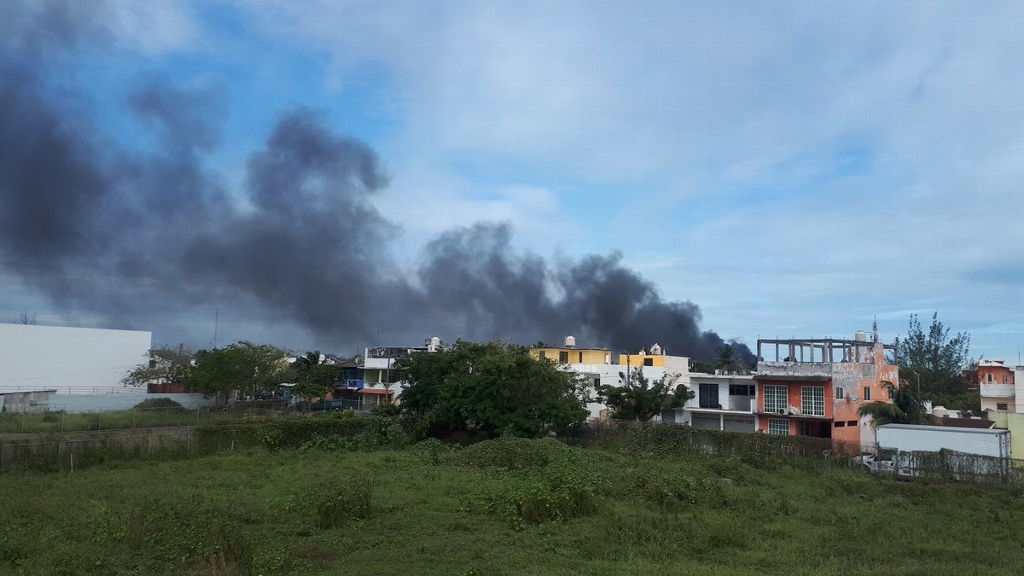Imagen Quema de llantas en zona de norte de Veracruz moviliza a bomberos