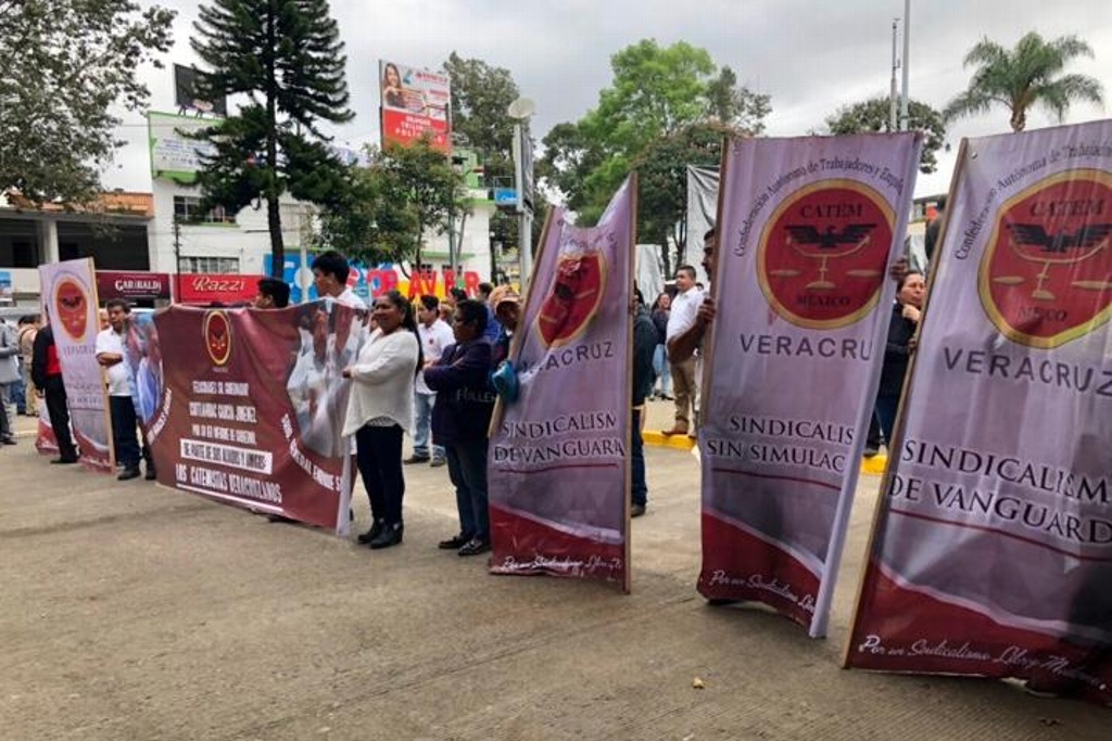 Imagen Manifestaciones y pancartas por primer informe de Cuitláhuac García Jiménez  