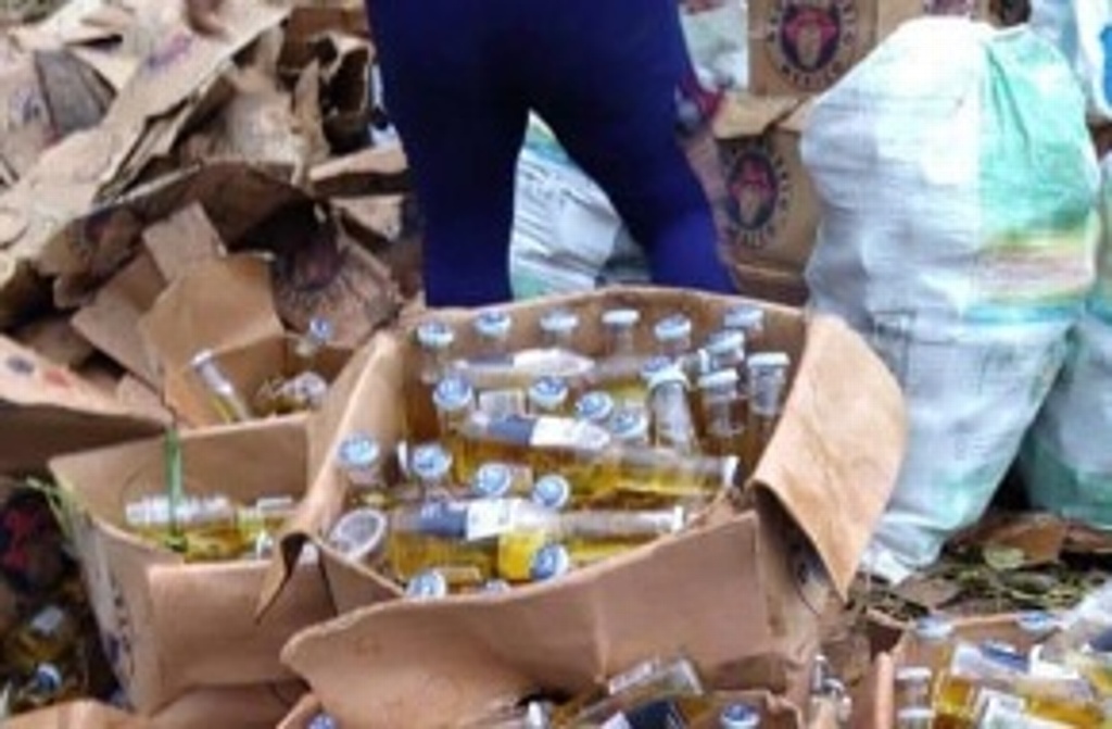 Imagen Rapiña tras volcadura de tráiler cargado con cervezas en carretera de Veracruz