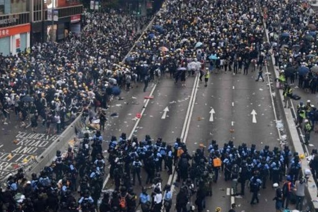 Imagen Protestas en Hong Kong dejan a un policía herido por una flecha