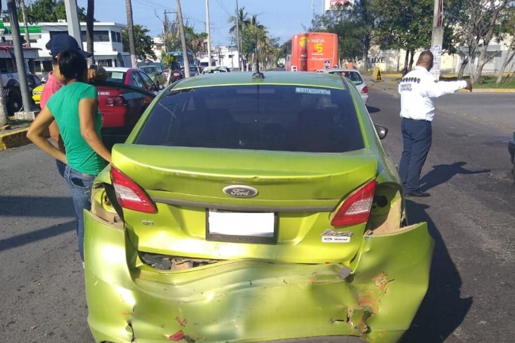 Imagen Choque por alcance en avenida Miguel Alemán deja daños materiales