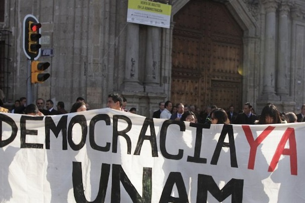 Imagen Protestan feministas de FES Cuautitlán contra reelección de rector de UNAM